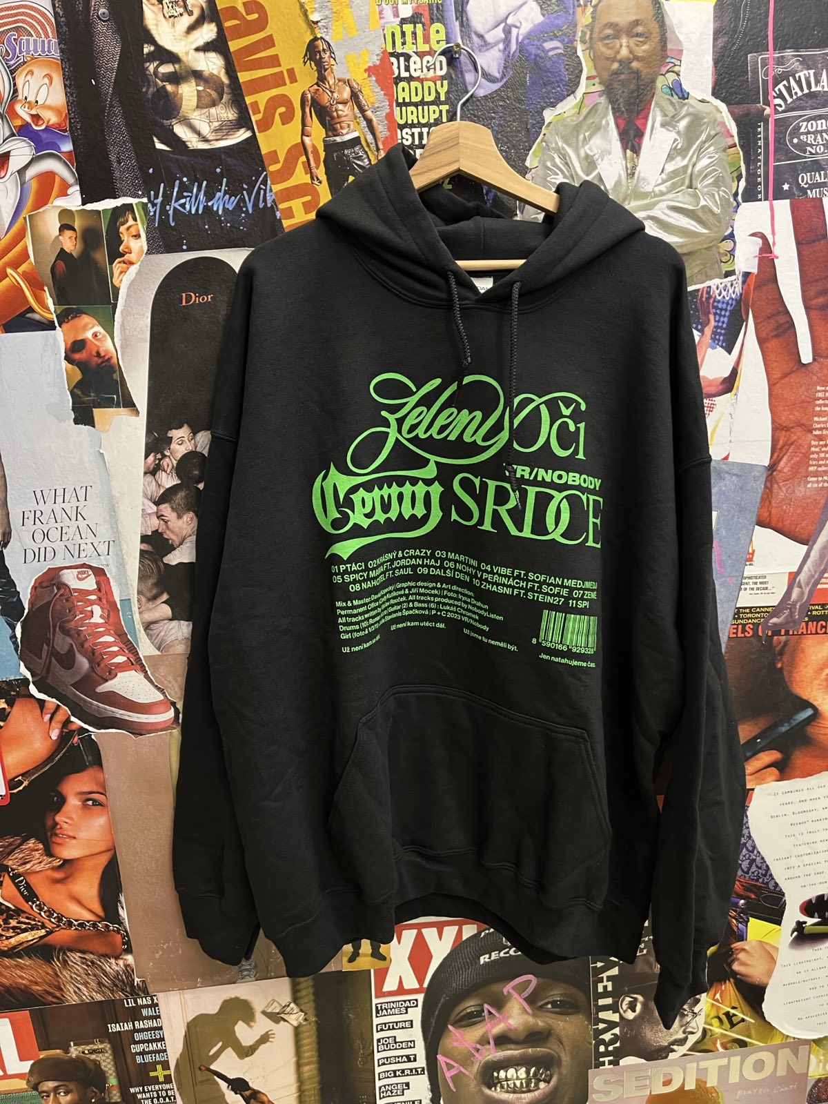 HOODIE černá Zelené oči černé srdce (zelený nápis)
