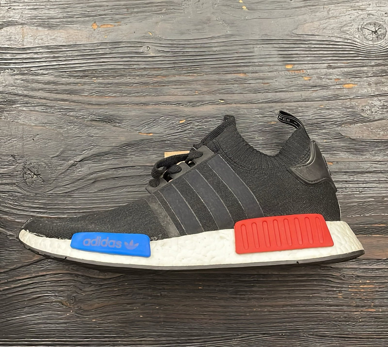 Adidas boty černé NMD_R1 PK s bílo modro červenou podrážkou
