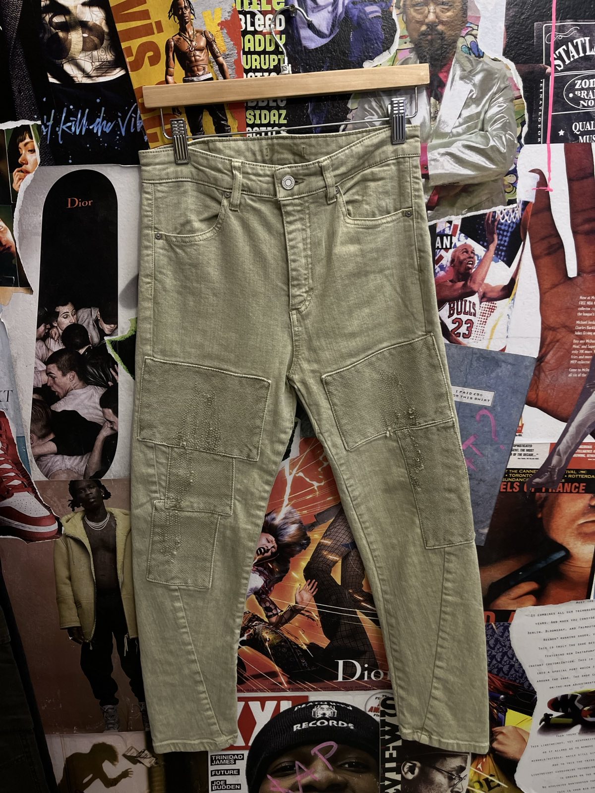Pull and Bear světle zelené kalhoty s našitémi poškozenými obdelníky na stehnou a kolenou XS