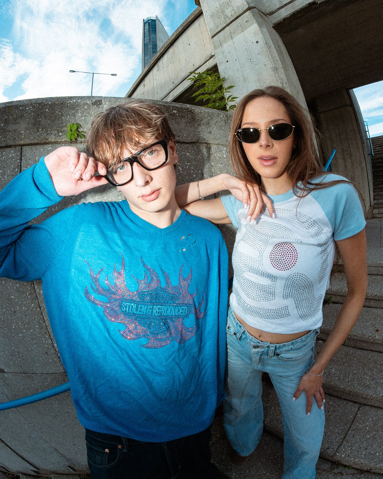 (2XL) 1of1 SVETR modrý distressed svetr s ohnivým Stolen logem na přední straně